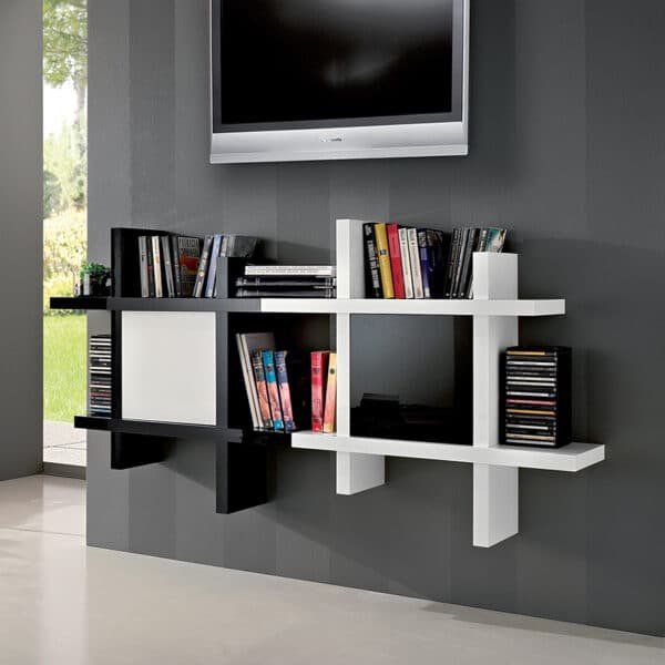 Libreria a muro componibile modello Alba 902, con due pensili bianchi e ante in vetro nero.