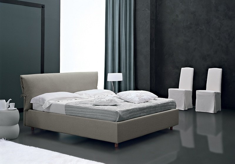 Letto imbottito Cleopatra design curve eleganti