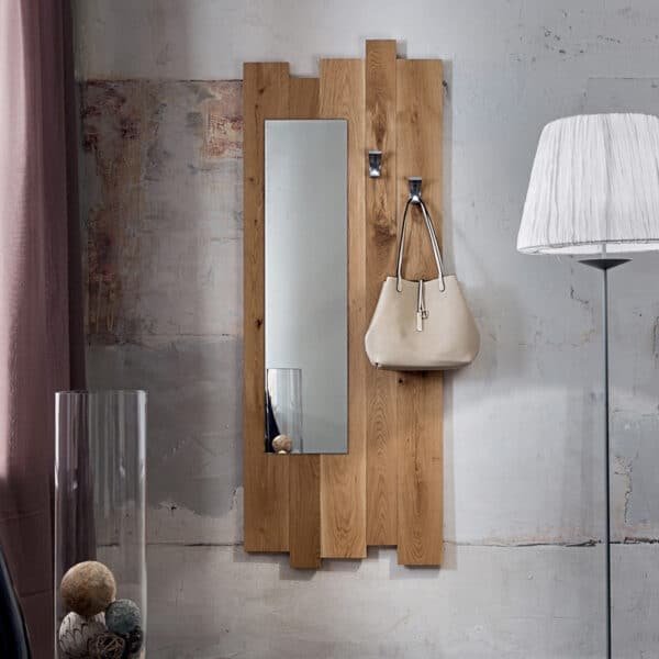 Specchiera ingresso design legno modello Zoe 621 con pannello in rovere massiccio e specchio verticale.