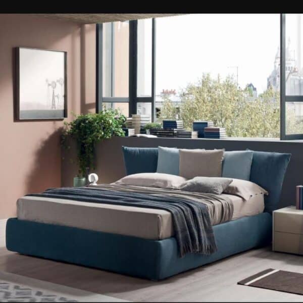Letto Matrimoniale Ninfea Maronese: design moderno italiano, vista frontale in camera da letto contemporanea.