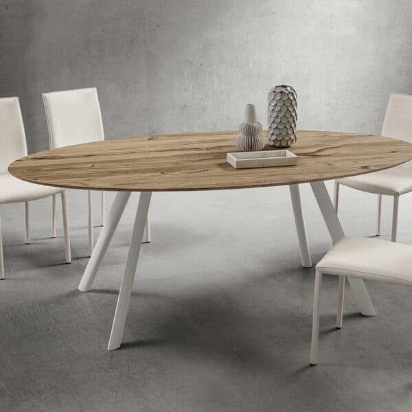 Tavolo ovale moderno in rovere antico con gambe bianche e sedie, design elegante.